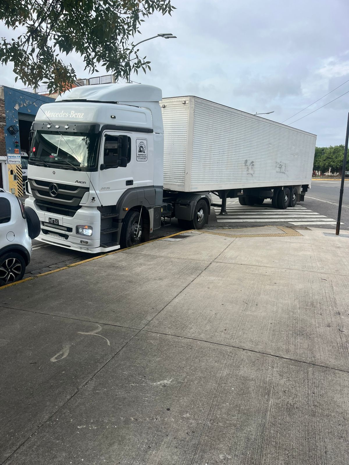 Operario en depósito de logística gestionando el almacenaje de mercadería