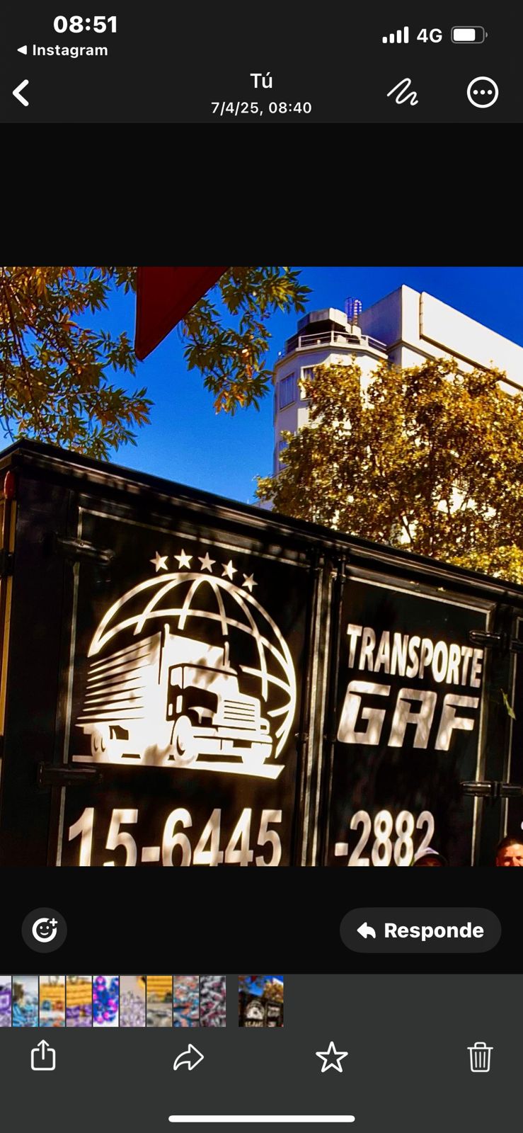 Camioneta de fletes blanca lista para un reparto ágil